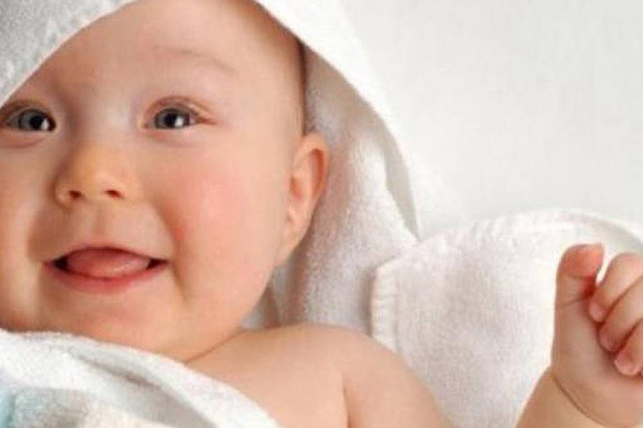 Mitos y verdades sobre el primer baño del bebé recién nacido