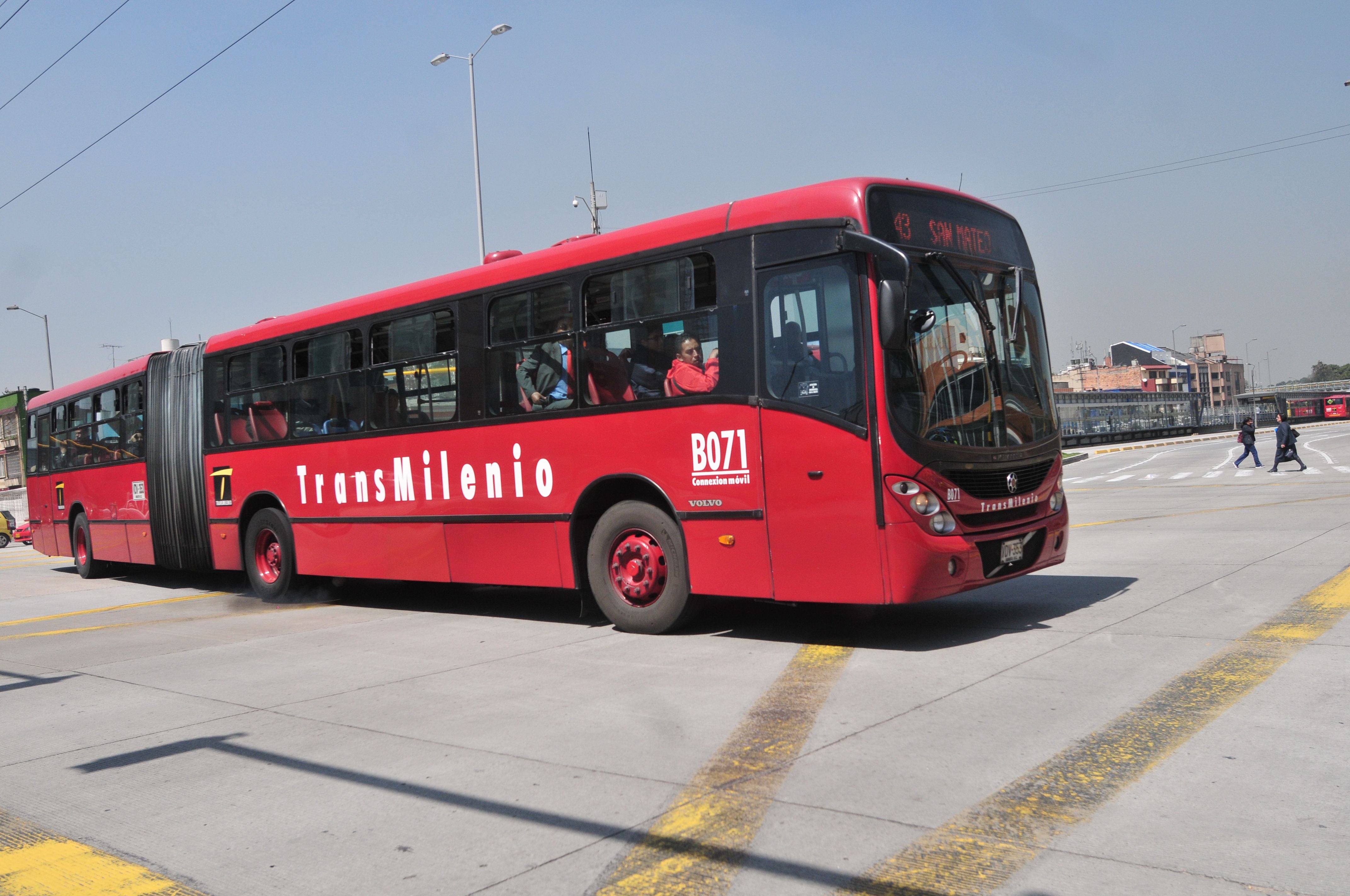 Ciudadanos golpean y desnudan a ladrón que intentó hurtar celular en  Transmilenio | EL ESPECTADOR