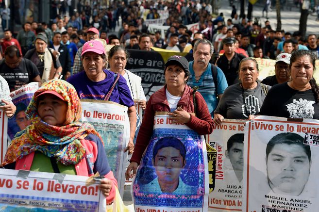 Alumnos y familiares de los 43 estudiantes de la escuela de formación docente de Ayotzinapa que desaparecieron el 26 de septiembre de 2014, protestan antes del quinto aniversario de su desaparición, en la Ciudad de México el 25 de septiembre de 2019. / AFP
