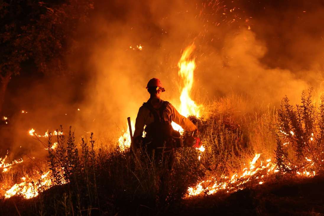 Un bombero vigila y establece una quema controlada mientras el incendio Rabbit arrasa más de 3.000 hectáreas en Moreno Valley, condado de Riverside, California, el 15 de julio de 2023.