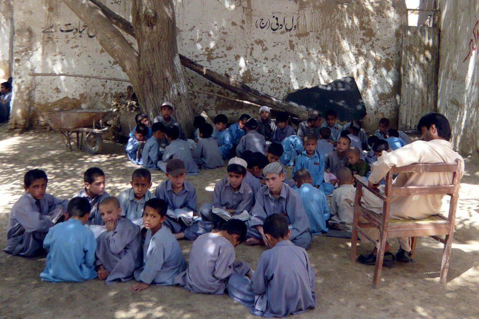 Dos niñas de la escuela separada de los chicos de una escuela de pueblo en  el valle de Swat, Pakistán Fotografía de stock - Alamy