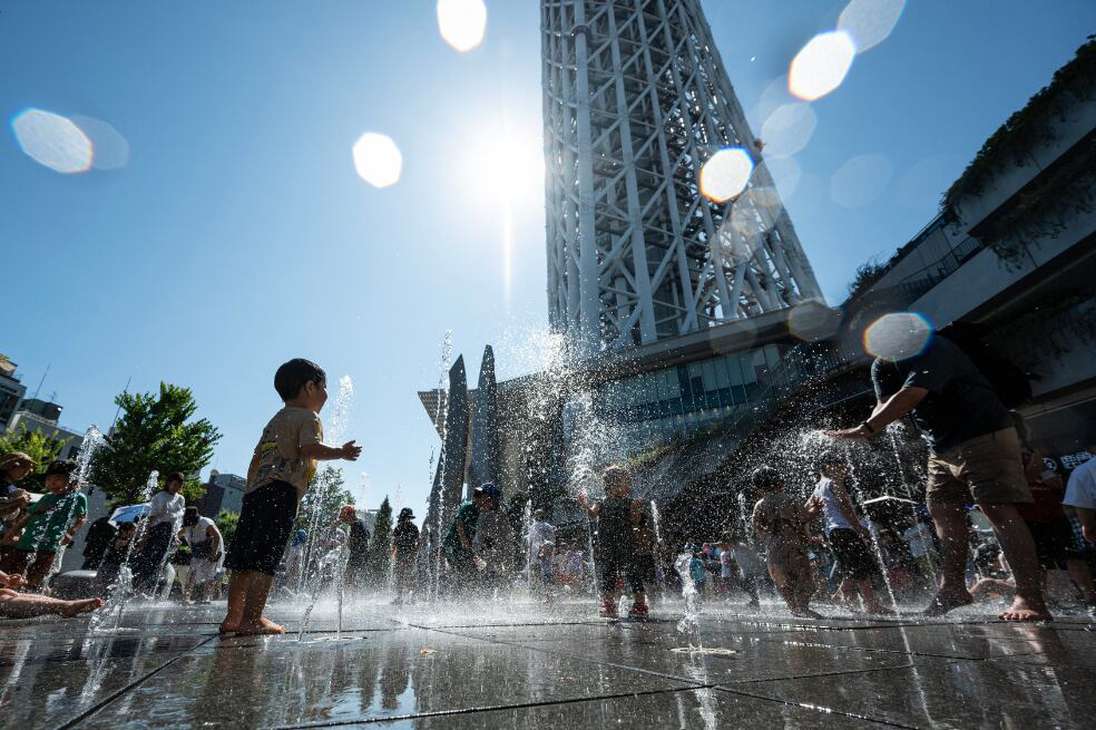 El 16 de julio, Japón emitió alertas por insolación para decenas de millones de personas debido a las altas temperaturas, casi récord, que abrasaron amplias zonas del país.