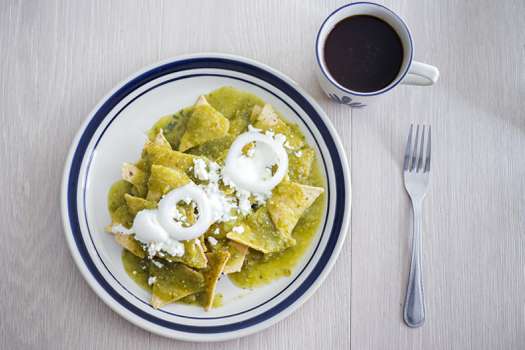 Receta: así se preparan los chilaquiles rellenos de queso