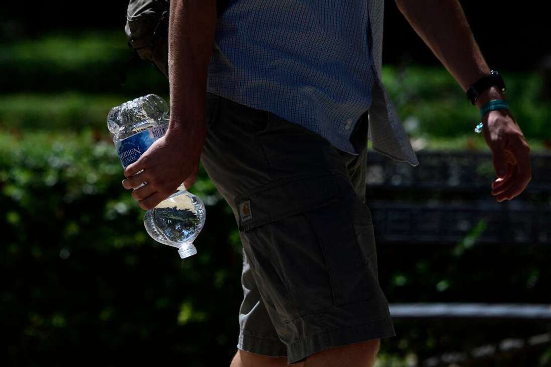 Un hombre con una botella de agua en Sevilla.