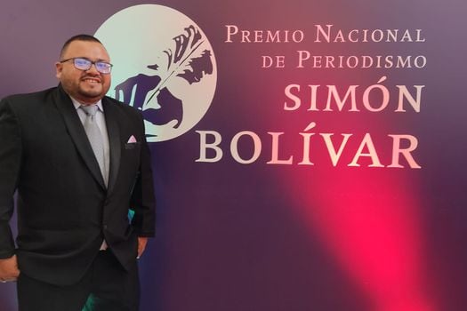 Rosember Anaya, director de la emisora de paz de San Jacinto, recibiendo el premio Simón Bolívar de periodismo.