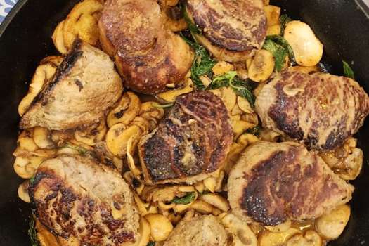 Receta para preparar pescaditos de cerdo con salsa de champiñones y  albahaca | EL ESPECTADOR