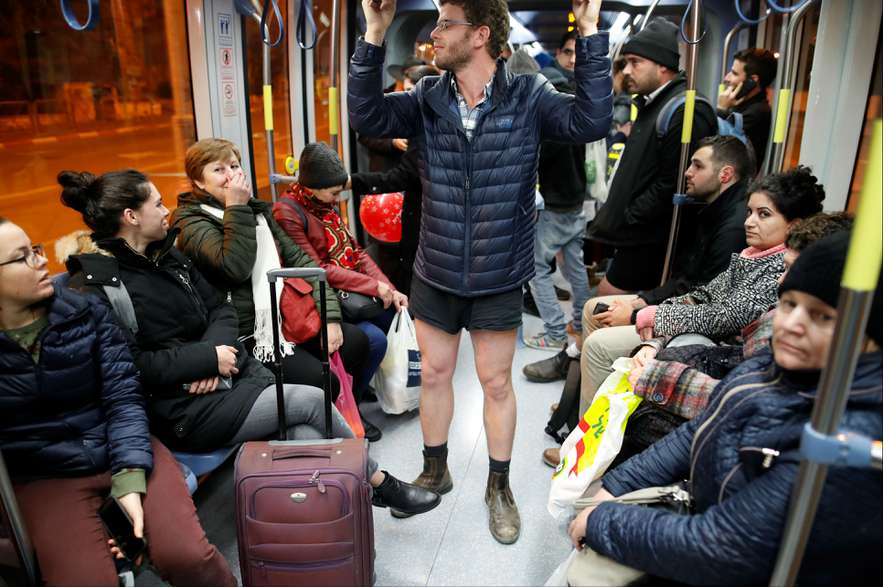 Así fue el “Día sin pantalones” en el metro EL ESPECTADOR