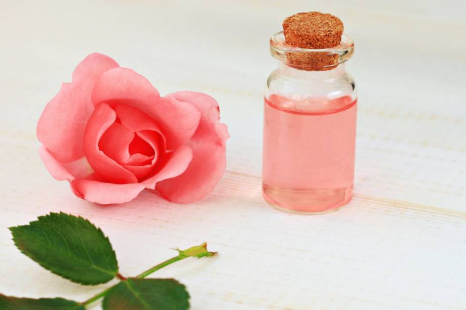 Cuáles son los beneficios del agua de rosas para la piel?