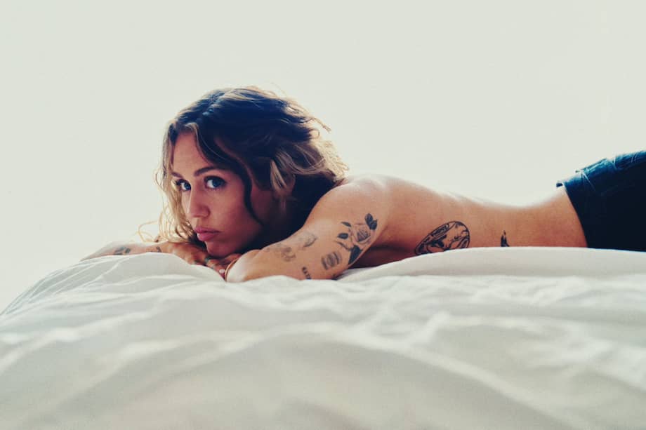 La cantante Miley Cyrus muestra una secuencia visual que comparte similitudes con videoclips de canciones pasadas.