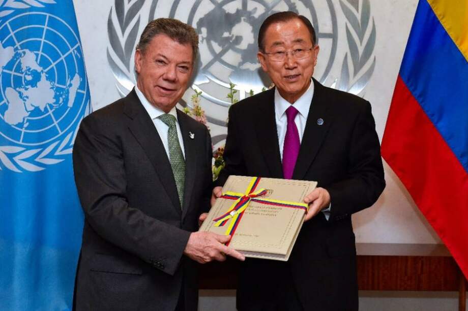 Juan Manuel Santos le entregó los acuerdo a Ban Ki-moon, secretario general de las Naciones Unidas.  / Cortesía Presidencia