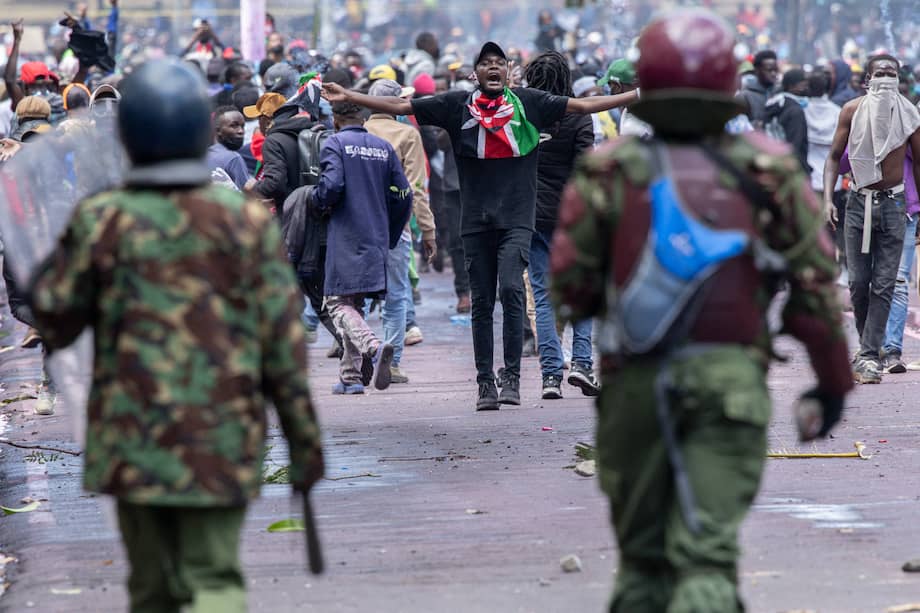 Un manifestante grita mientras intenta avanzar hacia la policía durante una manifestación en Nairobi, el 25 de junio de 2024.
