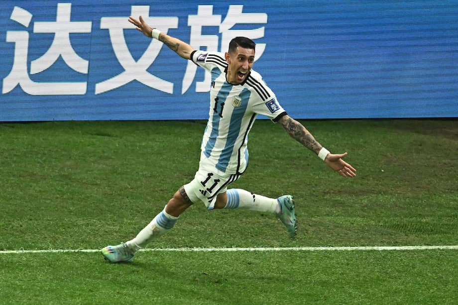 El mediocampista argentino #11 Angel Di Maria celebra marcar el segundo gol de su equipo durante el partido de fútbol final de la Copa Mundial Qatar 2022 entre Argentina y Francia en el estadio Lusail en Lusail, al norte de Doha, el 18 de diciembre de 2022.