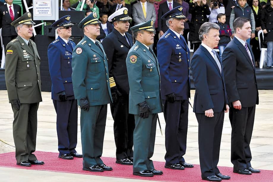 El presidente Juan Manuel Santos, el ministro de Defensa, Juan Carlos Pinzón, y la cúpula de las Fuerzas  Armadas de  Colombia en pleno, el pasado 7 de  agosto.  / AFP