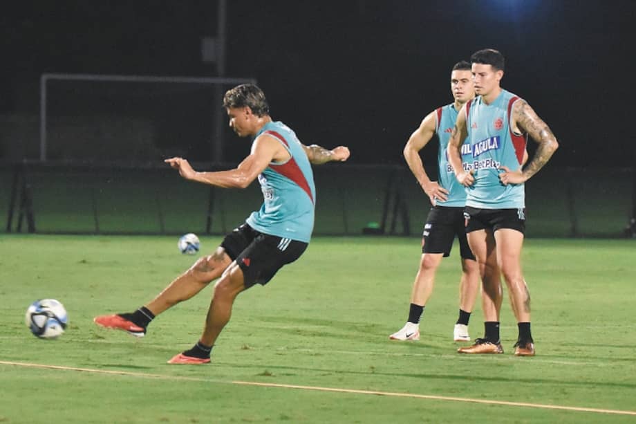 Richard Ríos (Izq.),  James Rodríguez (Der.)  y Rafael Santos Borré, en una práctica de la selección.  / FCF 