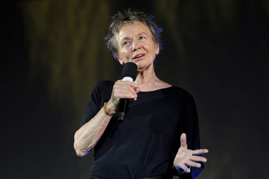 Laurie Anderson  durante la alfombra roja de la 75ª edición del Festival de Cine de Locarno, que se realizó en Suiza en 2022.