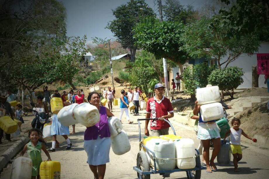 Ciudadanos de El Carmen de Bolívar camino a recoger el agua que les llega en carrotanques desde el acueducto de Ovejas (Sucre). / David Ardila Hernández