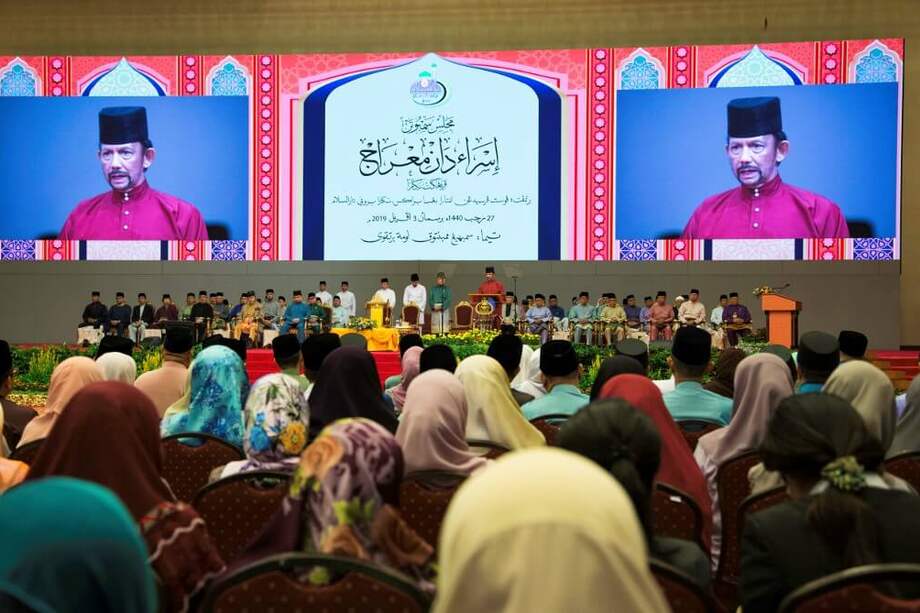 Un grupo de musulmanes escucha al sultán de Brunei, Hassanal Bolkiah, el 3 de abril de 2019. / AFP