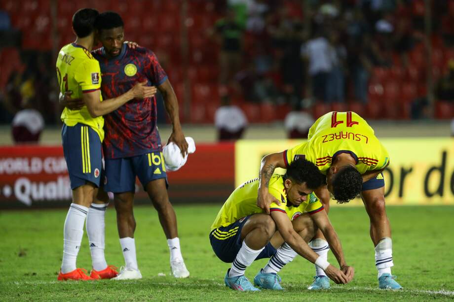 Los jugadores de Colombia este martes al final de un partido de las eliminatorias sudamericanas para el Mundial de Catar 2022 entre Venezuela - Colombia, en el estadio Cachamay en Puerto Ordaz (Venezuela). EFE/Rayner Peña
