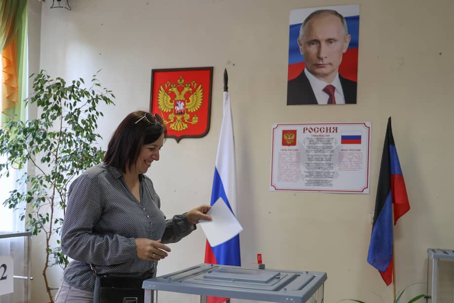 Una mujer deposita su voto en un colegio electoral durante las elecciones locales en Donetsk, Ucrania controlada por Rusia, el 9 de septiembre de 2023.
