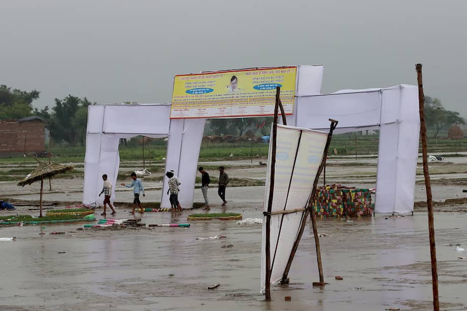 Varias personas caminan por el lugar de los hechos tras una estampida en una reunión religiosa hindú satsang en el distrito de Hathras, en el estado de Uttar Pradesh, en el norte de la India. 