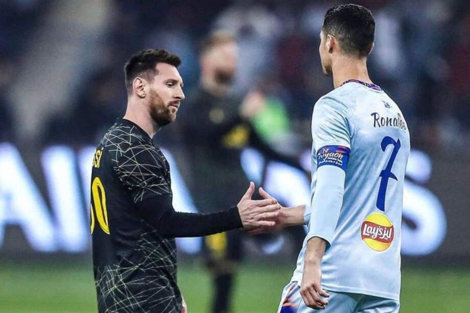 Messi y Cristiano Ronaldo se saludan en la previa del encuentro amistoso entre el PSG y las estrellas de la liga de Arabia Saudita.