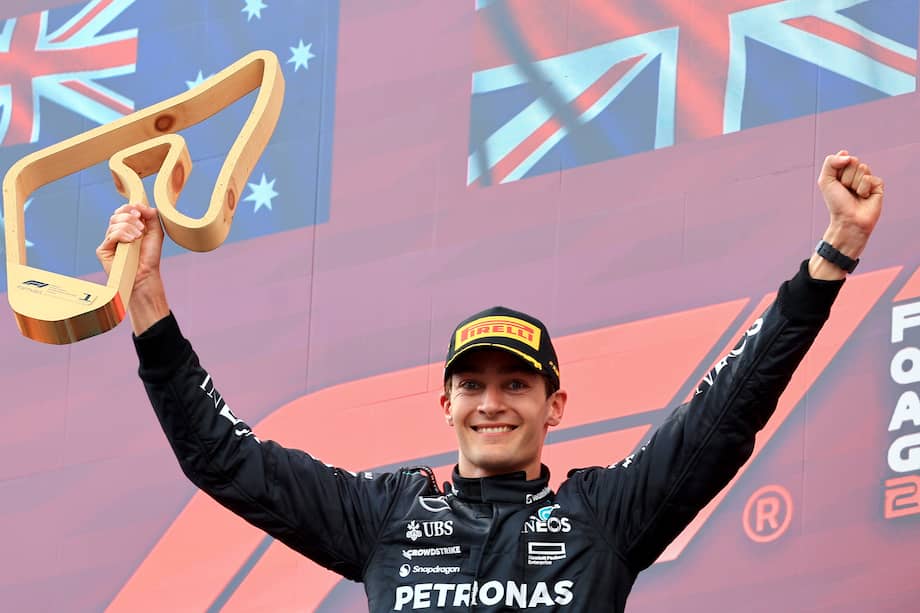 El piloto británico de Mercedes George Russell celebra en el podio tras ganar el Gran Premio de Austria de Fórmula Uno.
