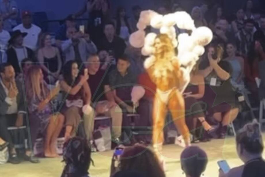 James Rodríguez recibe algodón de azúcar de Aleska Génesis al terminar su desfile en Miami