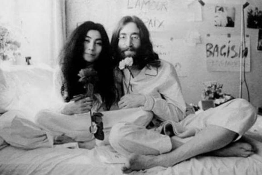 Yoko Ono y John Lennon. 