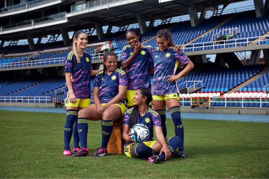 Las jugadoras de la selección femenina de Colombia con la nueva camiseta alternativa sobre el césped del Pascual Guerrero.