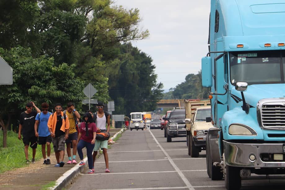 Migrantes caminan en las principales carreteras en la ciudad de Tapachula, estado de Chiapas (México).