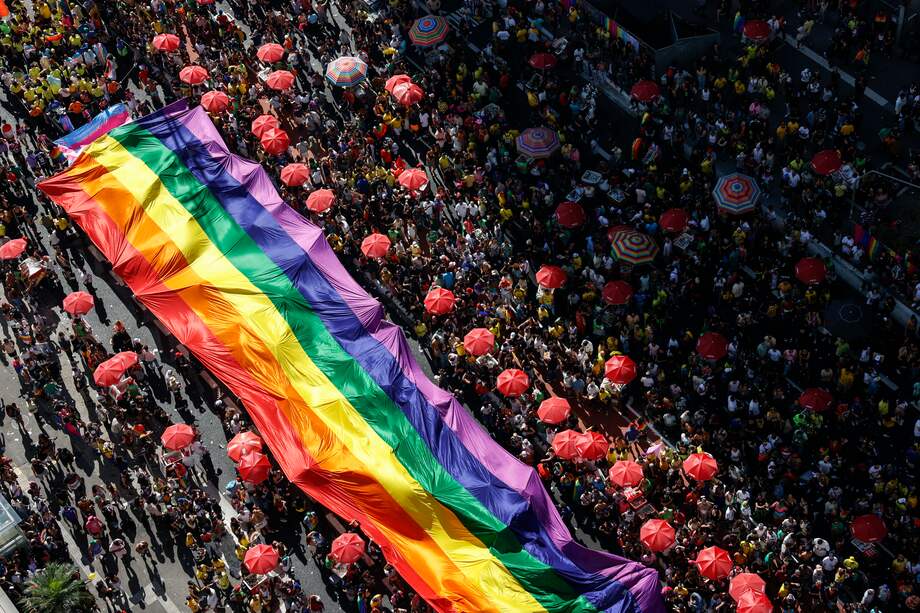 Activistas participan en la 28ª edición del Desfile del Orgullo Gay 2024, en la Avenida Paulista de Sao Paulo, Brasil, el 2 de junio de 2024.
