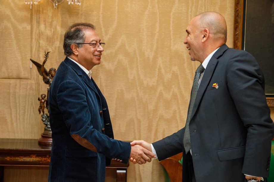 Presidente Gustavo Petro y embajador de Cuba en Colombia, Javier Caamaño Cairo.