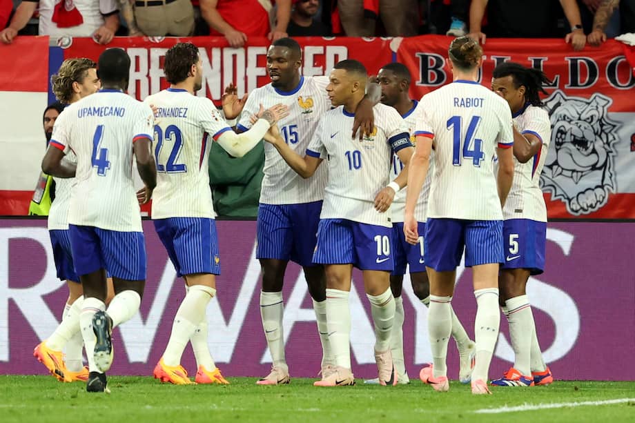Kylian Mbappé celebra con sus compañeros de equipo después de un gol en propia puerta de Austria durante el partido de fútbol del grupo D de la Eurocopa 2024. 