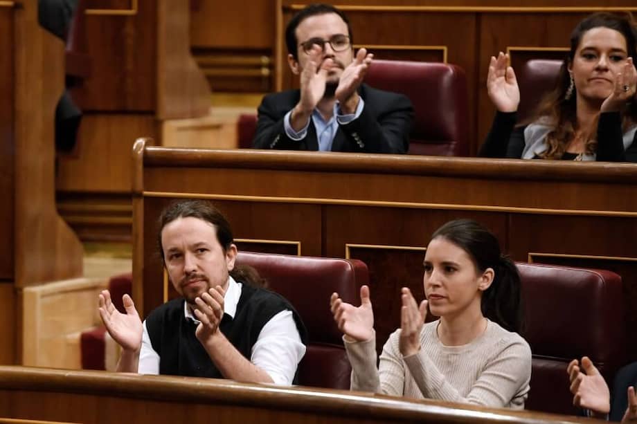 Pablo Iglesias, líder del partido español Podemos, junto a Irene Montero, primera funcionaria española contagiada de coronavirus.  / AFP