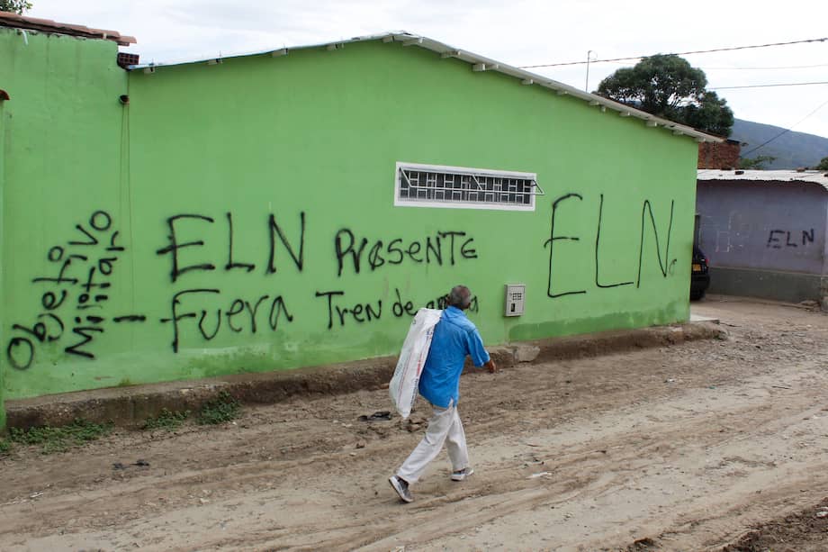 Fotografía que muestra las paredes pintadas con letreros alusivos al grupo guerrillero Ejército de Liberación Nacional (ELN) en las calles del sector de La Parada, en Villa del Rosario (Colombia). 