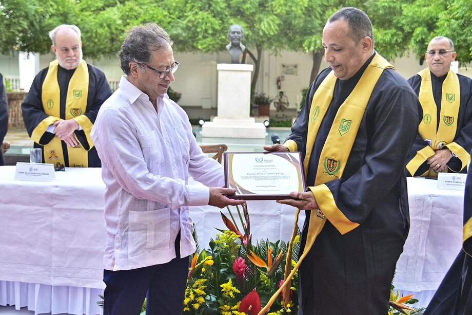 El presidente Gustavo Petro recibió este viernes 31 de marzo el título de Doctorado Honoris Causa, por parte del Consejo de Rectores del Sistema Universitario Estatal, capítulo Caribe.
