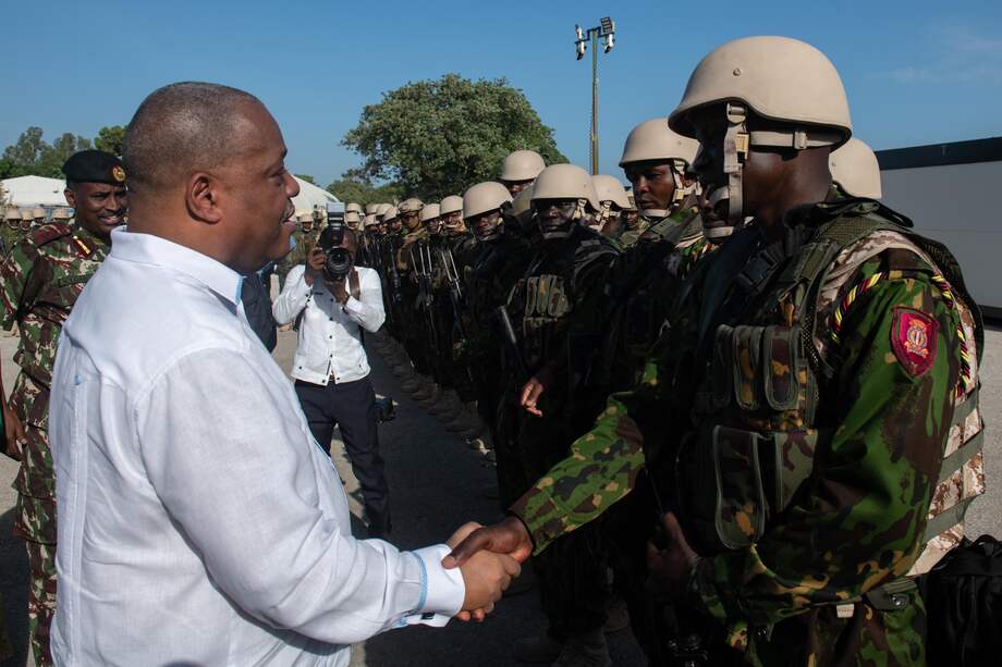 El primer ministro de Haití, Garry Conille, saluda los primeros policías kenianos desplegados en Haití.