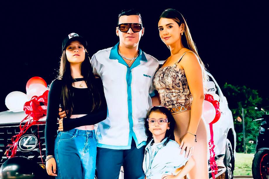 Yeison Jiménez junto a su esposa Sonia y sus hijas Camila y Thaliana