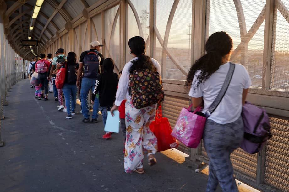 inmigrantes pasan por el puerto de entrada de la frontera, este viernes en El Paso, Texas (Estados Unidos). 