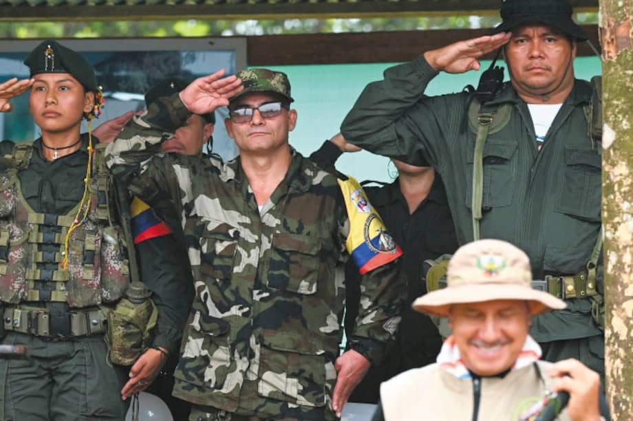 Fotografía de archivo del 16 de abril de 2023 que muestra a "Iván Mordisco", comandante general de la disidencia de las FARC autodenominada Estado Mayor Central, en San Vicente del Caguán (Colombia).