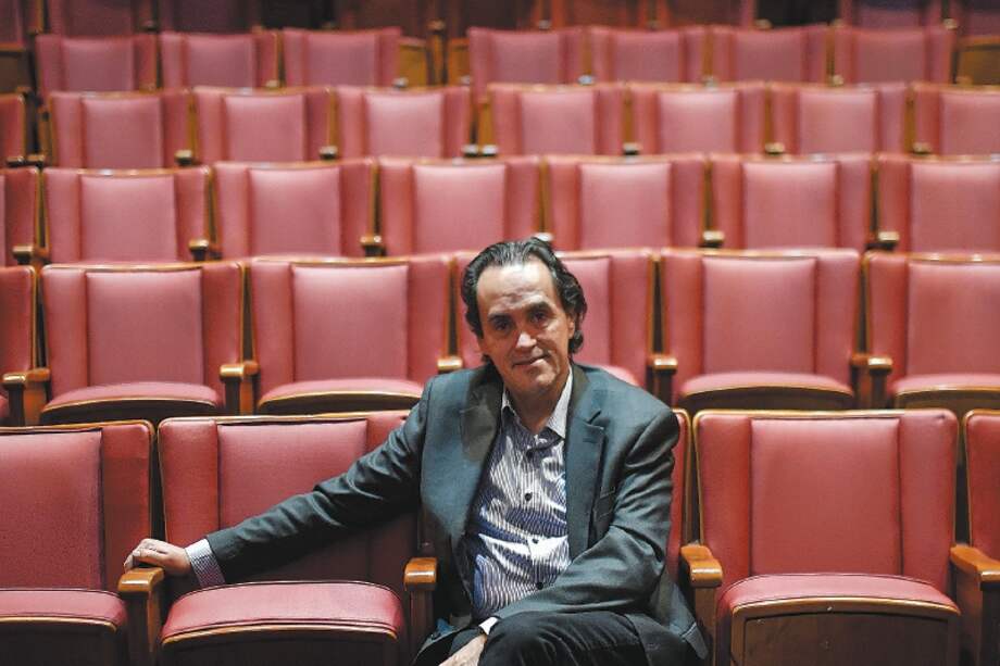 "Todas las personas tienen su obra de teatro", afirma Rafael Perrín.
