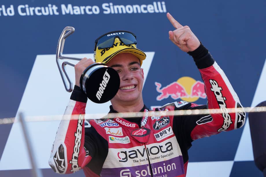 David Alonso celebra en el podio del Gran Premio de San Marino. 