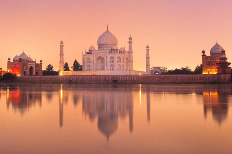 El mausoleo del Taj Mahal, considerado como una de las Siete Maravillas del Mundo Moderno, se encuentra en las inmediaciones de la ciudad de Agra. 