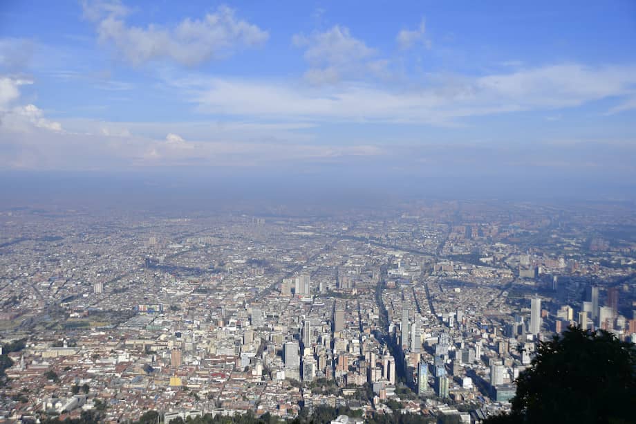 Imagen de la capa que contaminación del aire que se suele ver en Bogotá. 