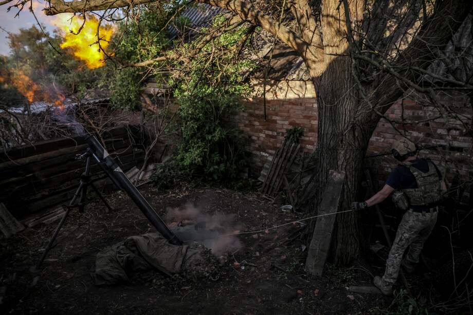 Militares ucranianos se preparan para disparar un mortero de 120 mm hacia posiciones rusas en la línea del frente, en un lugar no revelado en la región de Donetsk. 