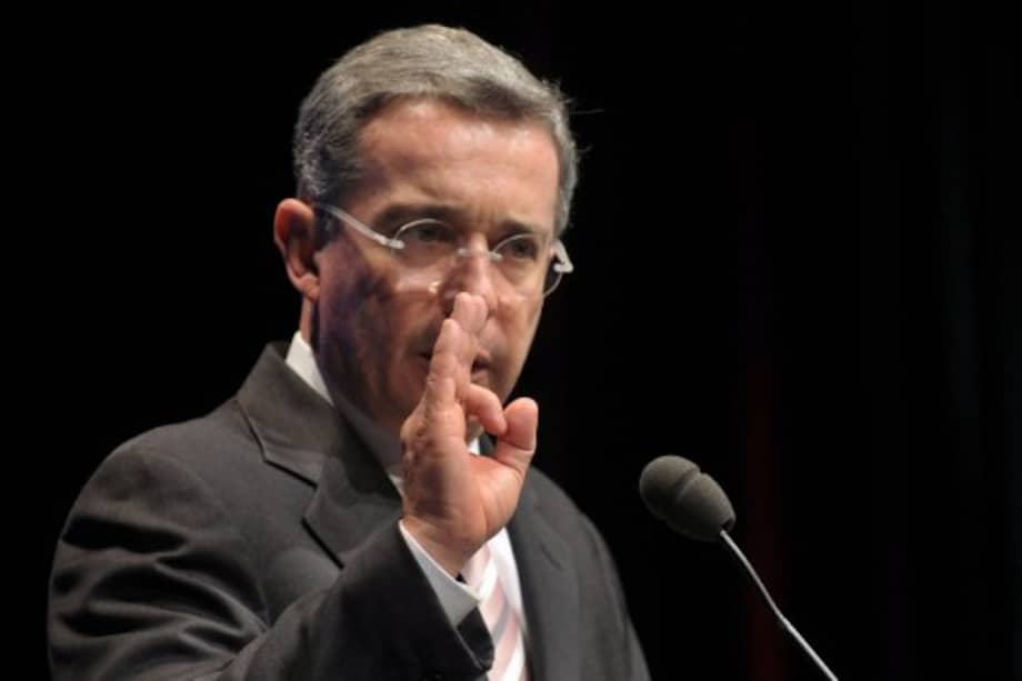 Piden investigar a Uribe por violar Ley de Inteligencia y Contrainteligencia