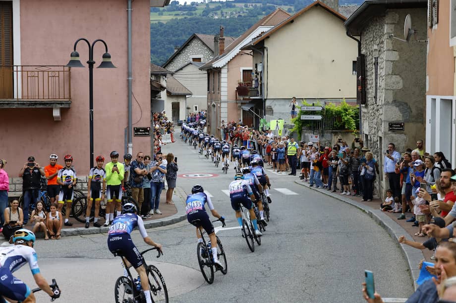 El pelotón pasa por Les Echelles durante la quinta etapa de la carrera ciclista Tour de Francia 2024 de 177 km desde Saint-Jean-de-Maurienne hasta Saint Vulbas, Francia, el 3 de julio de 2024.