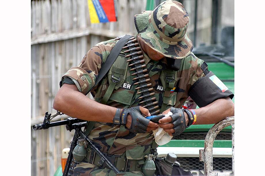 Foto de un integrante de las Autodefensas Unidas de Colombia en 2001 en Santa Fe Ralito.  / Archivo 