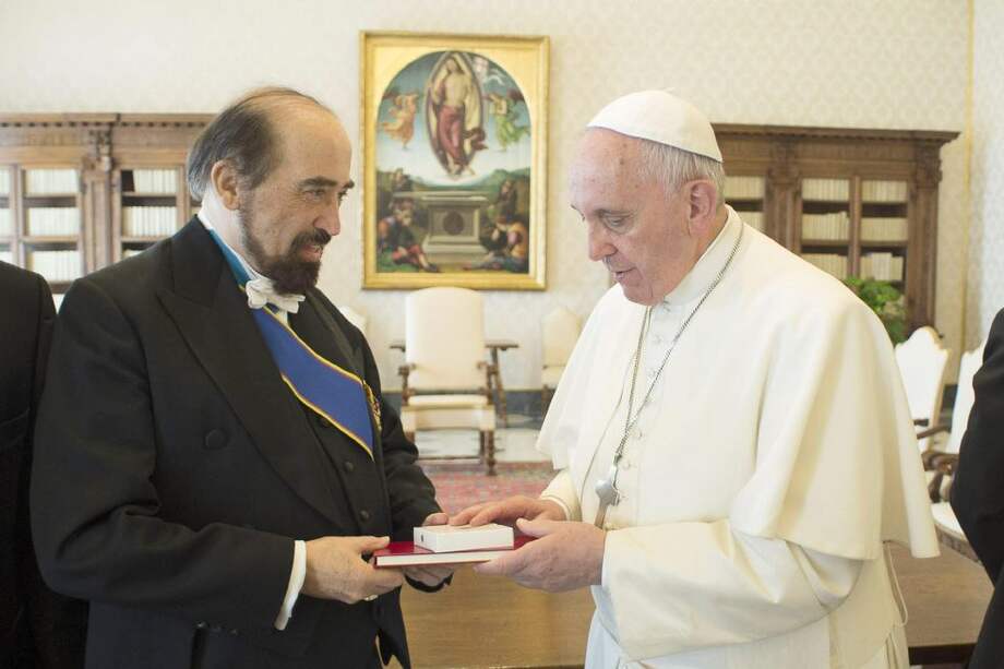 El papa Francisco y el embajador ante la Santa Sede, Guillermo León Escobar. También lo fue con Juan Pablo II. / Cortesía