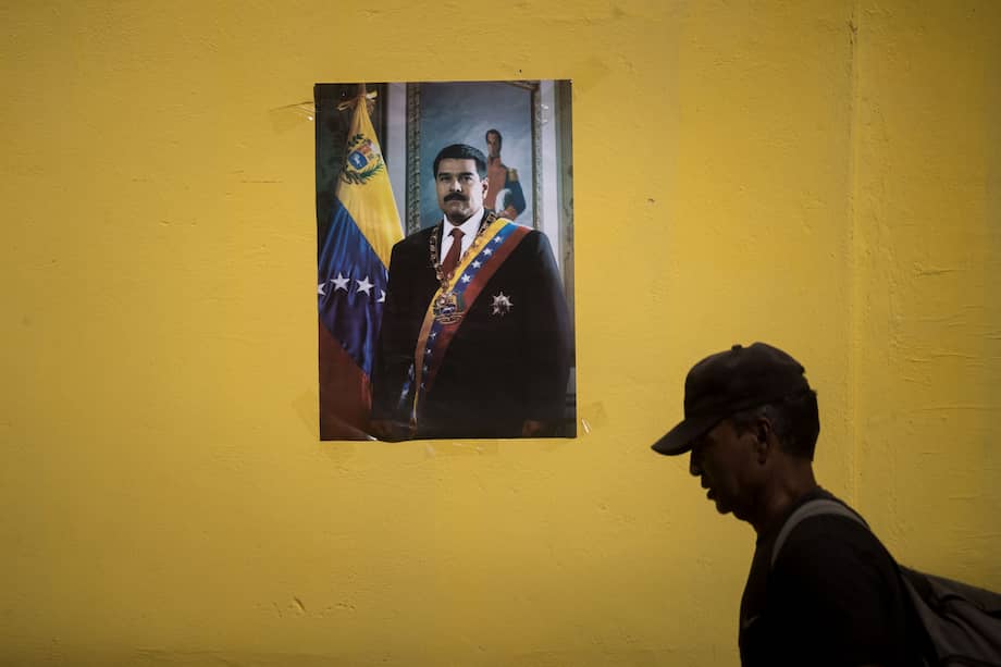 Fotografía fechada el 8 de junio de 2024 donde se observa personas mientras participan en un acto en apoyo a Nicolás Maduro, en Caracas (Venezuela). 
